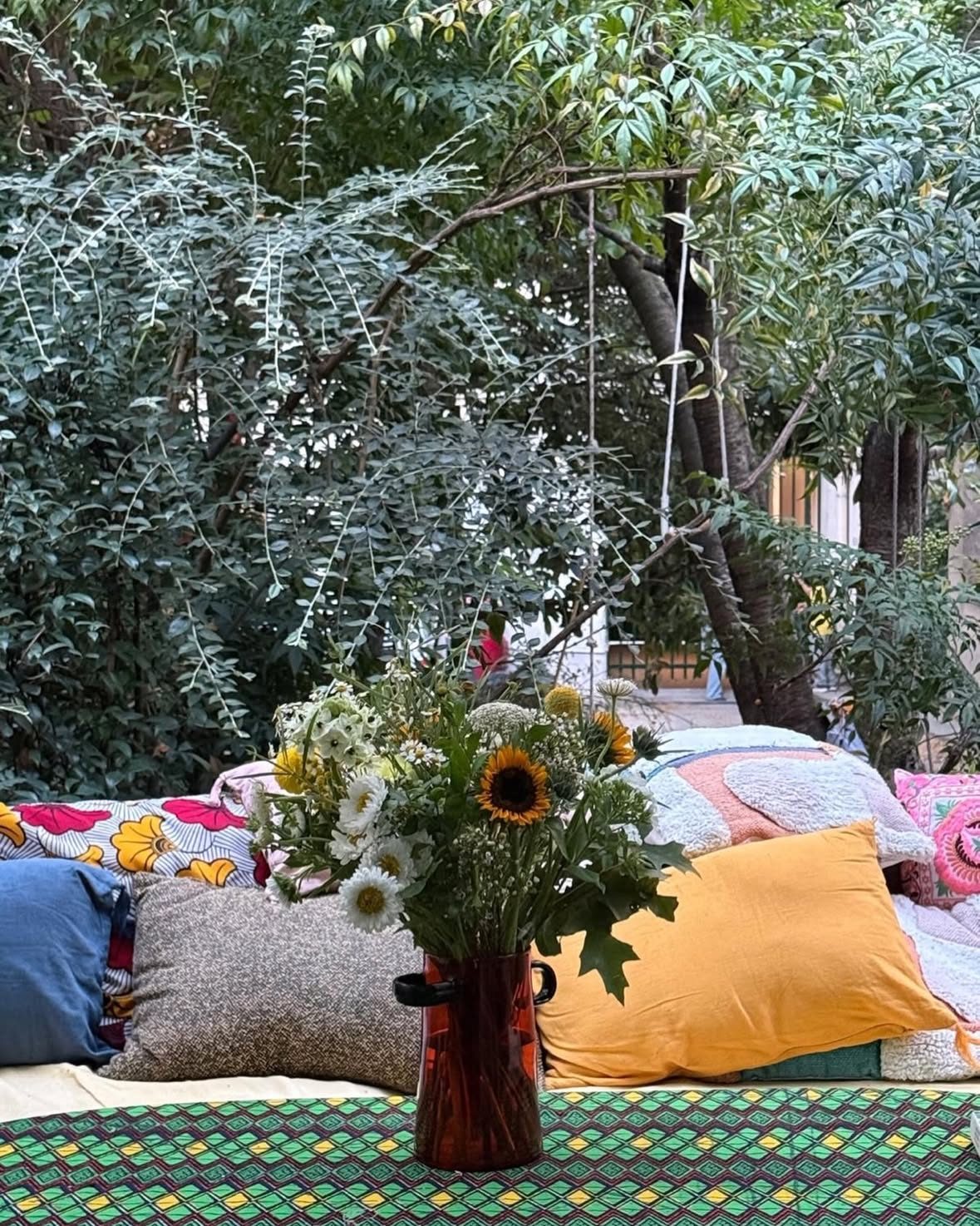 Bouquet de tournesols dans un vase, en terrasse