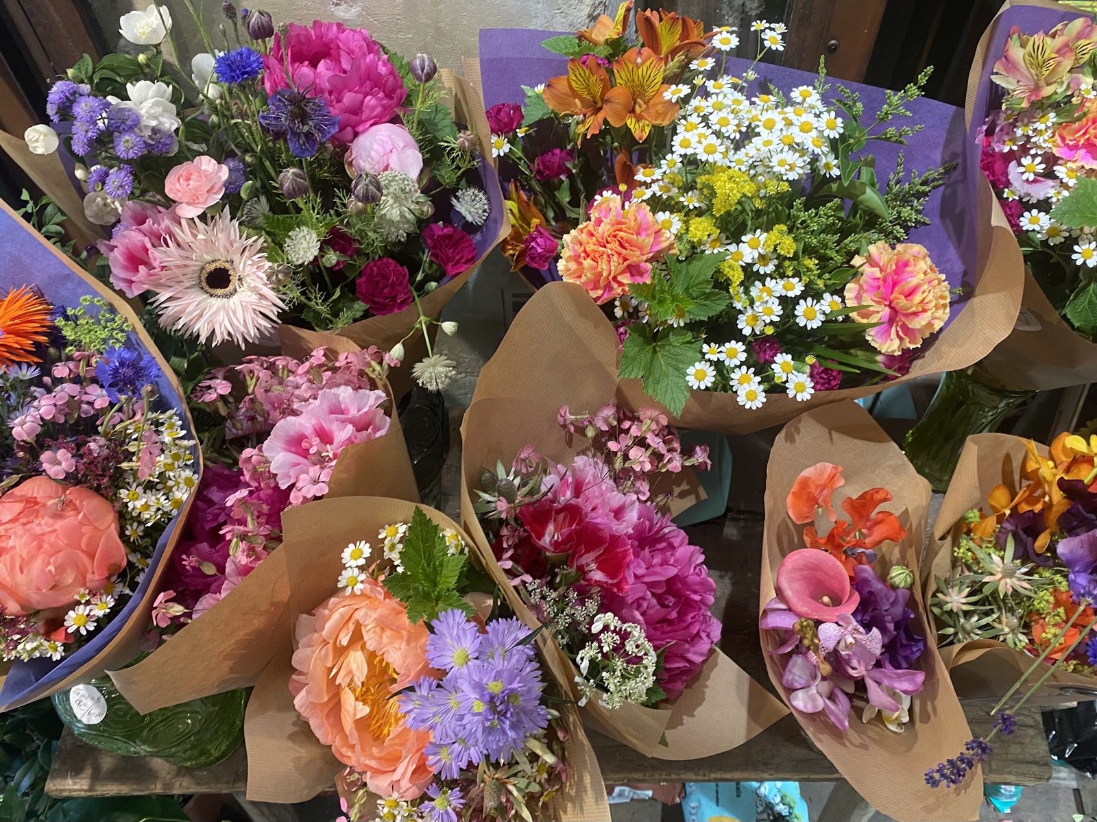 Bouquets colorés emballés dans du papier kraft