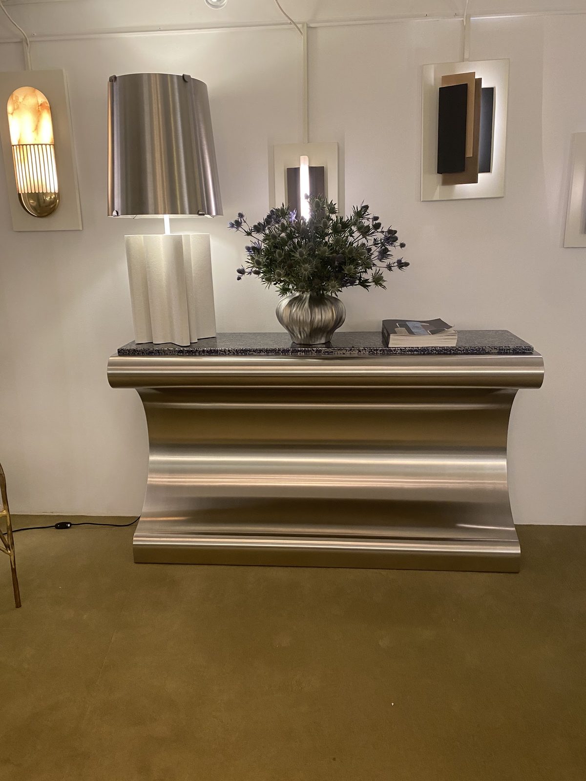 Bouquet posé sur une console dans un intérieur